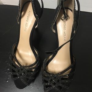 Cross strap shoes